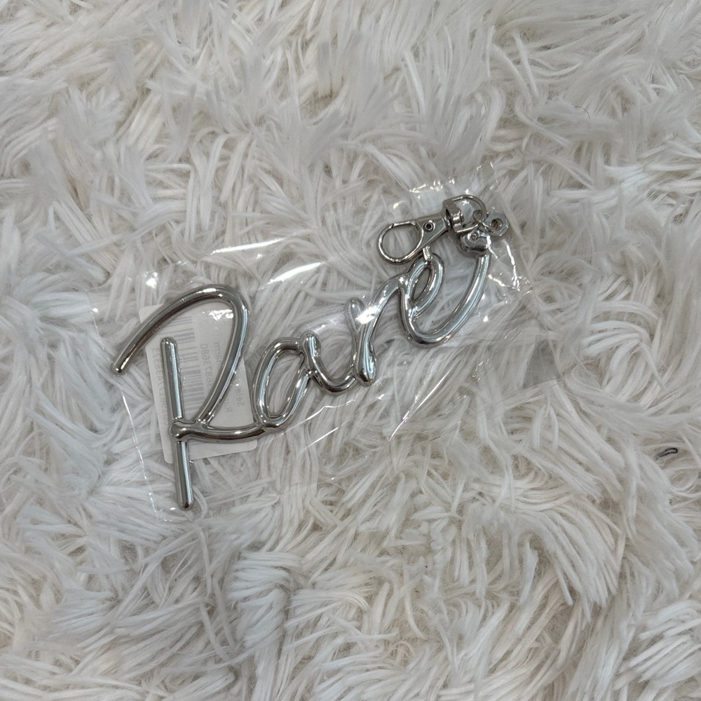 Selena Gomez "RARE" charm - Picture 2 of 2
